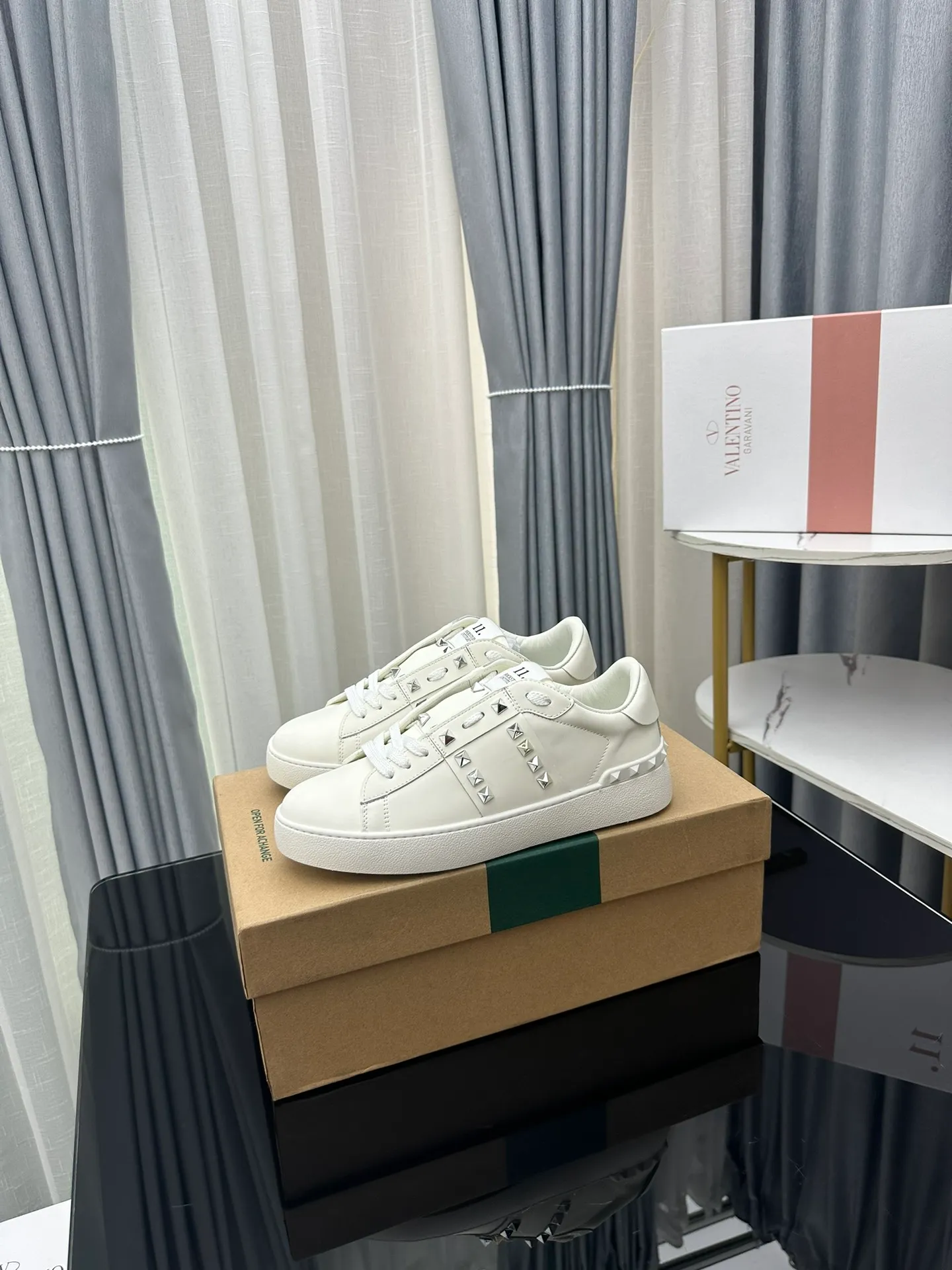 👟👟Ex-factory price 480👟👟 Women's shoes Women's clothing Women's shoes Women's clothing Valentino Valentino GARAVANI O👟👟Ex-factory price EN DISCO Rivets Thick sole Casual sports shoes Heightening white shoes Original purchase and development Production V family classic series Willow nail white shoes Counter hot sale brand new Huge 6.5cm platform thick sole matches the original classic series. A perfect favorite for short people. Comes with exquisite packaging at the counter 🛍📦 ▪️ Fabric: Original custom imported calfskin ▪️ Lining: Imported custom soft cowhide lining ▪️ Sole: Original molded ultra-light rubber foam material ▪️ Bottom thickness: 6.5 ▪️ Size: Women's 35-45 (45 is custom-made and non-returnable)